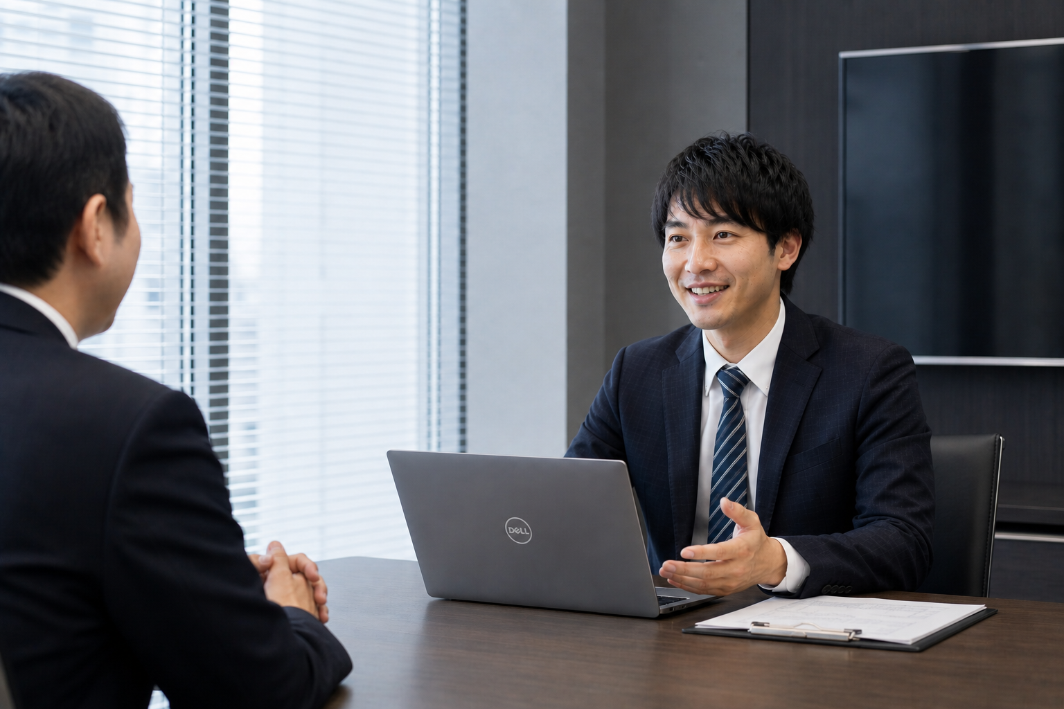 システム引き継ぎの相談に乗るエンジニア